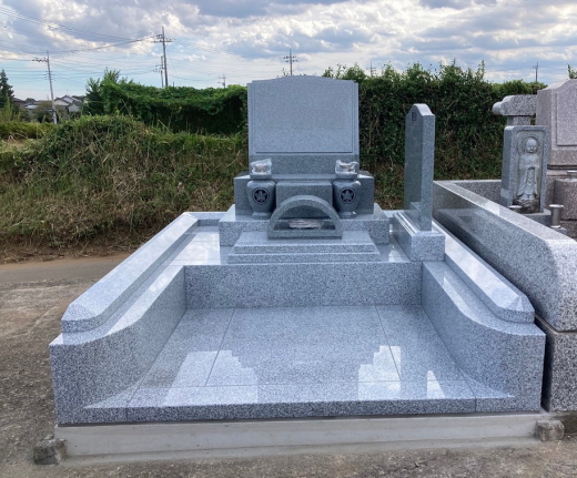 シンプルなデザインの洋型墓石