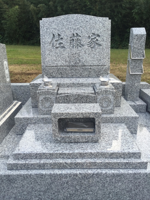稲桜石の洋型墓石