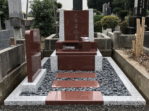 稲田石とインペリアルレッドのデザイン墓石