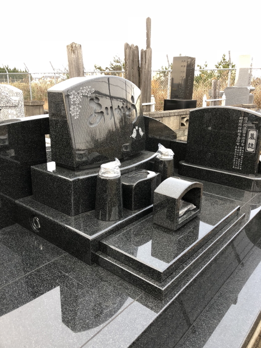 グリーンブラック（インド産出の御影石）を使用したデザイン墓石