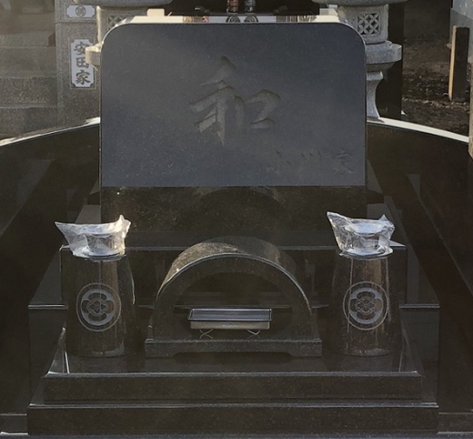 インドグリーンブラックの洋型デザイン墓石