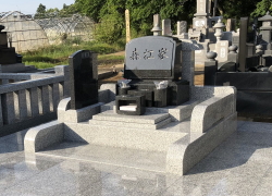 グリーンブラックの洋型デザイン墓石